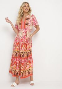 Born2be - Czerwona Wiskozowa Sukienka Boho Zapinana na Guziki z Materiałowym Paskiem w Talii Dimovana. Okazja: na co dzień. Typ kołnierza: dekolt w serek. Kolor: czerwony. Materiał: wiskoza, materiał. Długość rękawa: krótki rękaw. Wzór: aplikacja. Typ sukienki: proste. Styl: boho #1