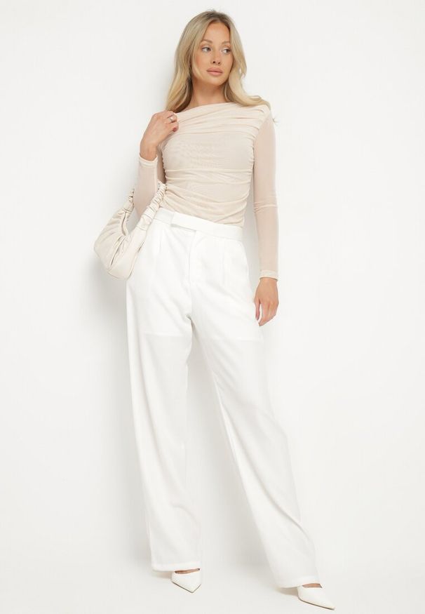 Born2be - Jasnobeżowa Bluzka Siateczkowa z Marszczeniem i Kwiatową Aplikacją Nelimor. Okazja: na co dzień. Kolor: beżowy. Materiał: bawełna, jeans. Wzór: aplikacja, kwiaty. Styl: casual, elegancki