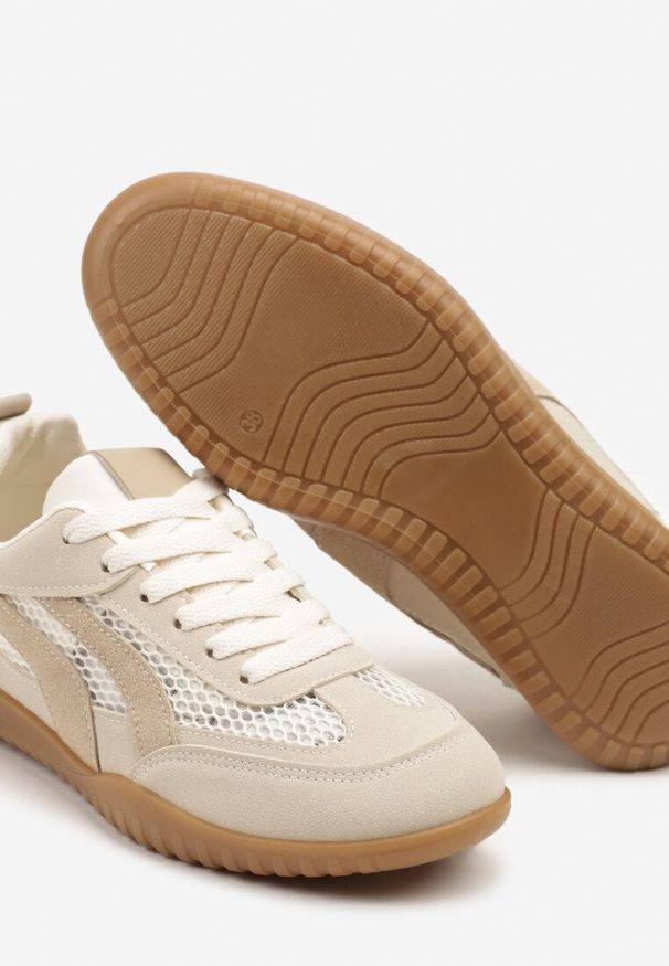Renee - Ciemnobeżowe Sneakersy Tenisówki z Geometrycznym Motywem Amotheira. Okazja: na co dzień. Kolor: beżowy. Materiał: jeans. Wzór: geometria. Obcas: na płaskiej podeszwie