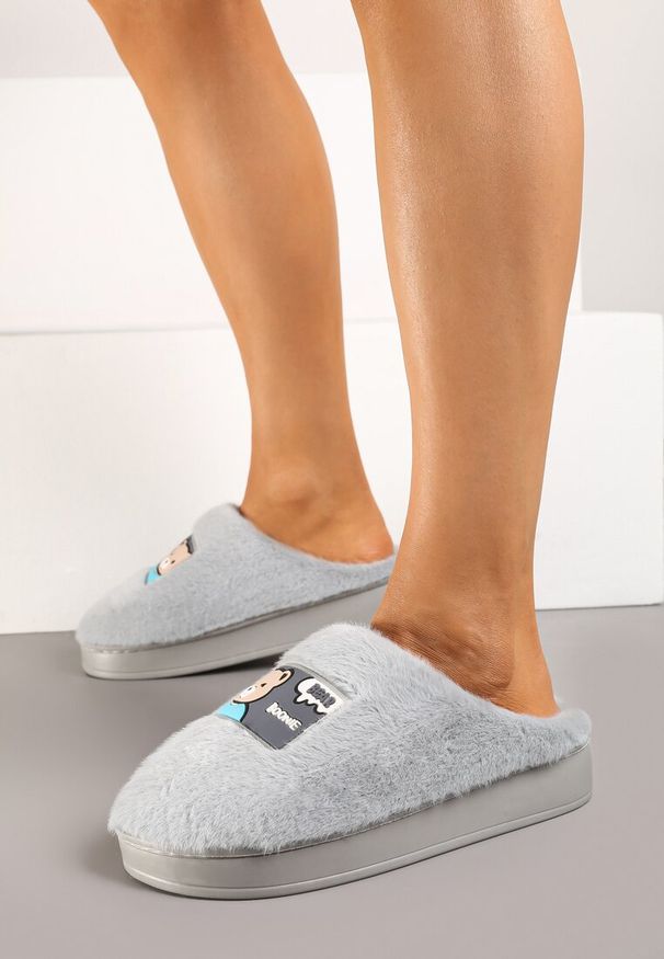 Renee - Szare Futrzane Kapcie Vices na Platformie Ozdobione Naszywką Deofra. Okazja: do domu. Kolor: szary. Materiał: futro. Wzór: aplikacja. Obcas: na platformie