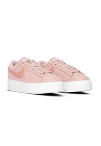 Buty do chodzenia damskie Nike W Blazer Low Platform Ess. Kolor: różowy. Obcas: na platformie. Sport: turystyka piesza