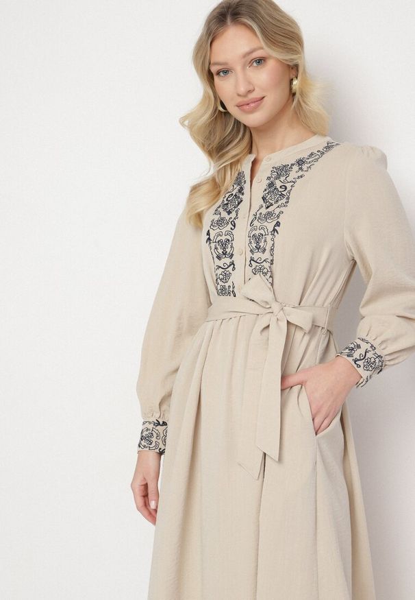 Born2be - Beżowa Sukienka z Wiskozą o Rozkloszowanym Kroju z Haftem i Paskiem Ninavela. Okazja: na co dzień. Kolor: beżowy. Materiał: wiskoza. Długość rękawa: długi rękaw. Wzór: haft. Typ sukienki: rozkloszowane. Styl: casual, boho