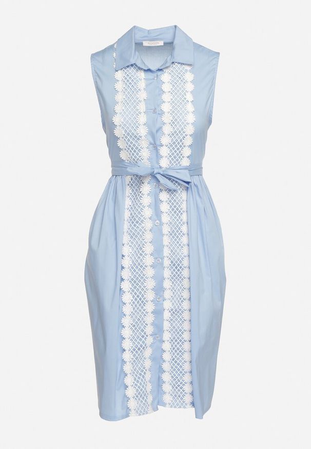 Born2be - Jasnoniebieska Rozkloszowana Sukienka z Bawełny o Koszulowym Kroju Wiązana w Pasie Calelia. Okazja: na co dzień. Kolor: niebieski. Materiał: bawełna. Typ sukienki: koszulowe. Styl: casual