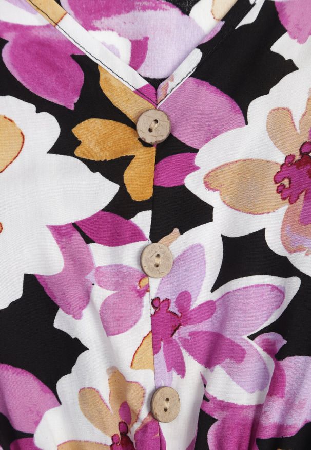 Born2be - Czarno-Różowa Rozkloszowana Sukienka z Bawełny w Kwiaty z Gumką w Talii z Falbankami Nelsara. Okazja: na co dzień. Typ kołnierza: kołnierz z falbankami. Kolor: czarny. Materiał: bawełna. Długość rękawa: krótki rękaw. Wzór: kwiaty. Sezon: lato. Styl: casual