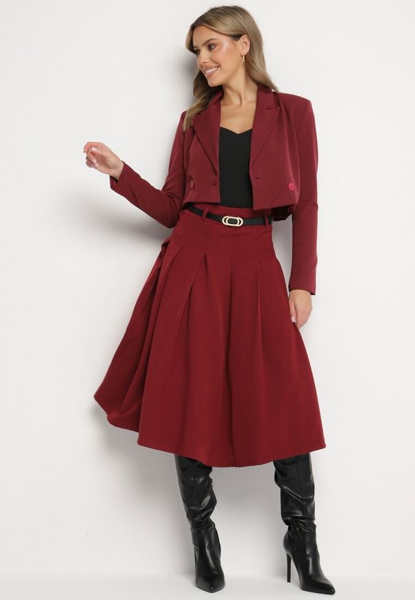 Born2be - Bordowa Rozkloszowana Spódnica z Wiskozą Ozdobiona Paskiem i Plisami Fidelin. Kolor: czerwony. Materiał: wiskoza. Wzór: aplikacja. Styl: elegancki