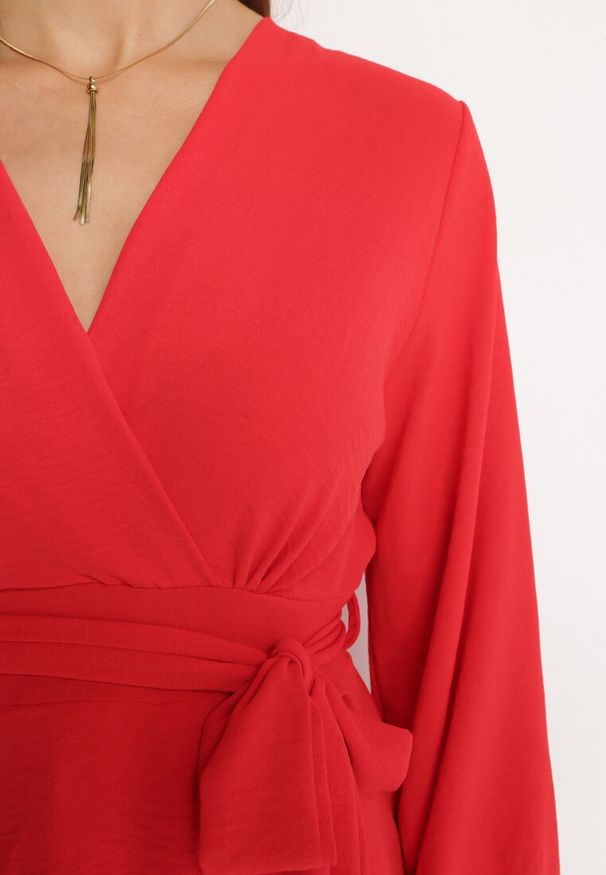 Born2be - Czerwona Kopertowa Sukienka Kombinezon Mini z Falbanką Bomina. Typ kołnierza: kołnierz z falbankami. Kolor: czerwony. Materiał: materiał. Typ sukienki: kopertowe. Długość: mini