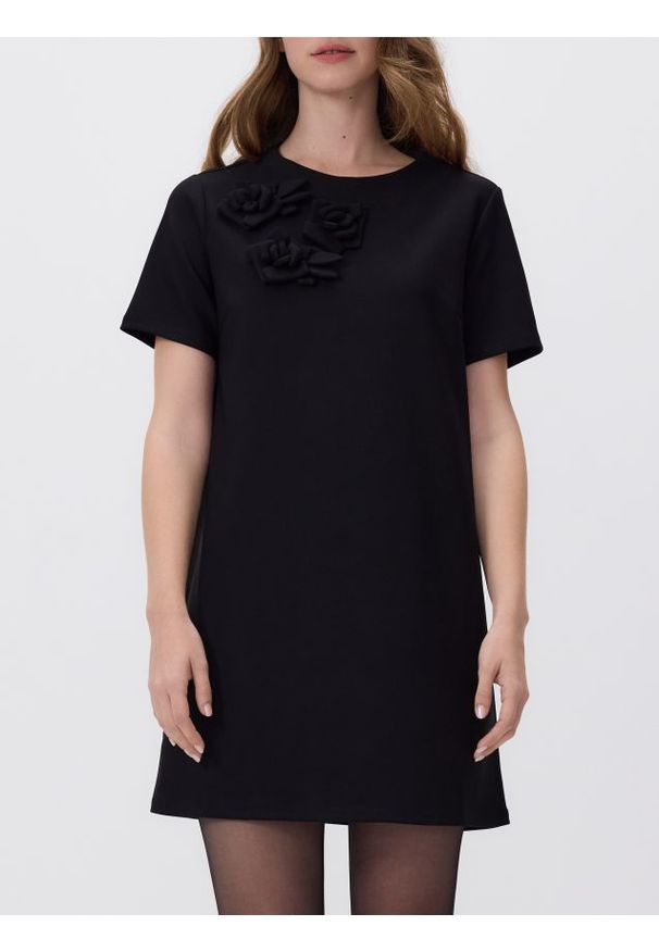Reserved - Sukienka z kwiatową aplikacją - czarny. Kolor: czarny. Materiał: dzianina. Wzór: aplikacja, kwiaty. Typ sukienki: proste