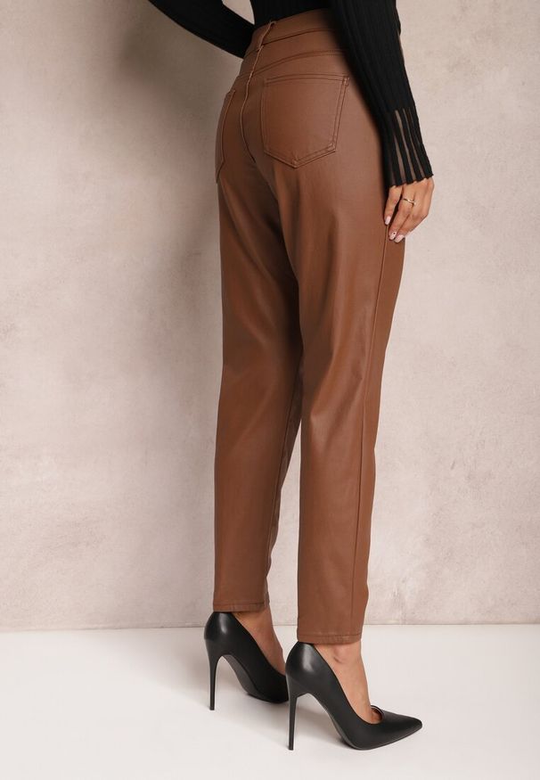 Renee - Jasnobrązowe Spodnie Standard z Imitacji Skóry Enjala. Okazja: na co dzień. Stan: podwyższony. Kolor: brązowy. Materiał: skóra. Styl: casual