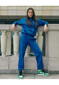 LA MANIA - Kobaltowe spodnie dresowe. Kolor: niebieski. Materiał: dresówka. Wzór: napisy