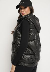 Born2be - Czarna Kamizelka z Odpinanym Kapturem i Ozdobnym Pikowaniem Arreanne. Okazja: na co dzień. Kolor: czarny. Materiał: jeans. Sezon: wiosna, jesień. Styl: casual, elegancki, sportowy #3