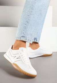 Renee - Białe Sneakersy Klasyczne Tenisówki Istia. Okazja: na co dzień. Kolor: biały. Materiał: jeans. Wzór: aplikacja. Obcas: na obcasie. Wysokość obcasa: niski #4