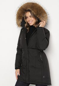 Born2be - Czarna Casualowa Kurtka Parka z Kapturem z Futerkiem Nallorea. Okazja: na co dzień. Typ kołnierza: kaptur. Kolor: czarny. Materiał: futro. Styl: casual #1