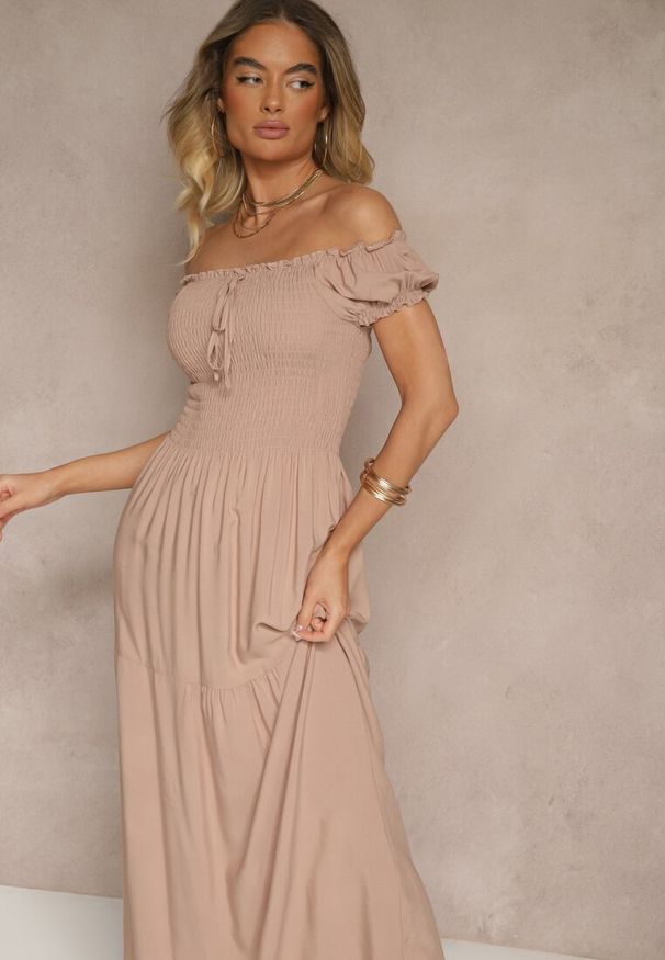 Renee - Beżowa Sukienka z Wiskozy w Stylu Hiszpanki Ozdobiona Marszczeniem Jenalena. Okazja: na co dzień. Typ kołnierza: dekolt hiszpanka. Kolor: beżowy. Materiał: wiskoza. Wzór: aplikacja. Typ sukienki: z odkrytymi ramionami. Styl: casual