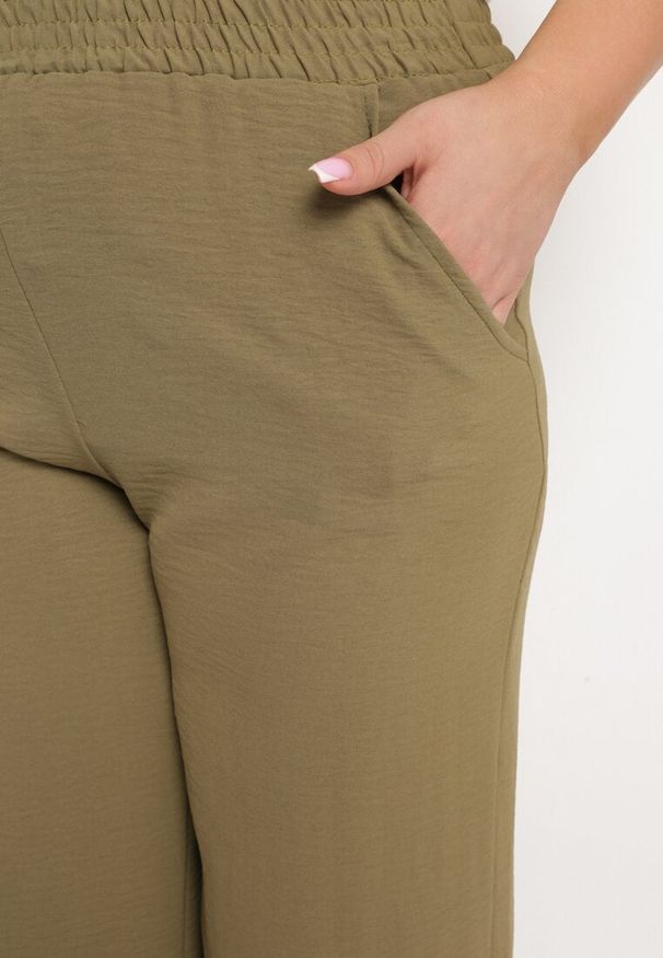 Born2be - Ciemnozielone Szerokie Spodnie z Wysokim Stanem z Gumką w Talii i Nogawkami Długości 3/4 Levolia. Okazja: na co dzień. Stan: podwyższony. Kolekcja: plus size. Kolor: zielony. Materiał: jedwab. Styl: casual, elegancki