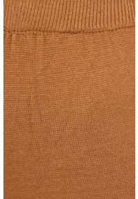 Answear Lab spodnie damskie kolor brązowy gładkie. Kolor: brązowy. Materiał: dzianina. Wzór: gładki