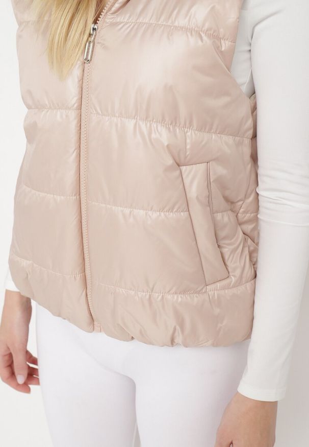 Born2be - Jasnobeżowa Kamizelka z Odpinanym Kapturem i Kieszeniami Pikowana Aggevia. Kolor: beżowy