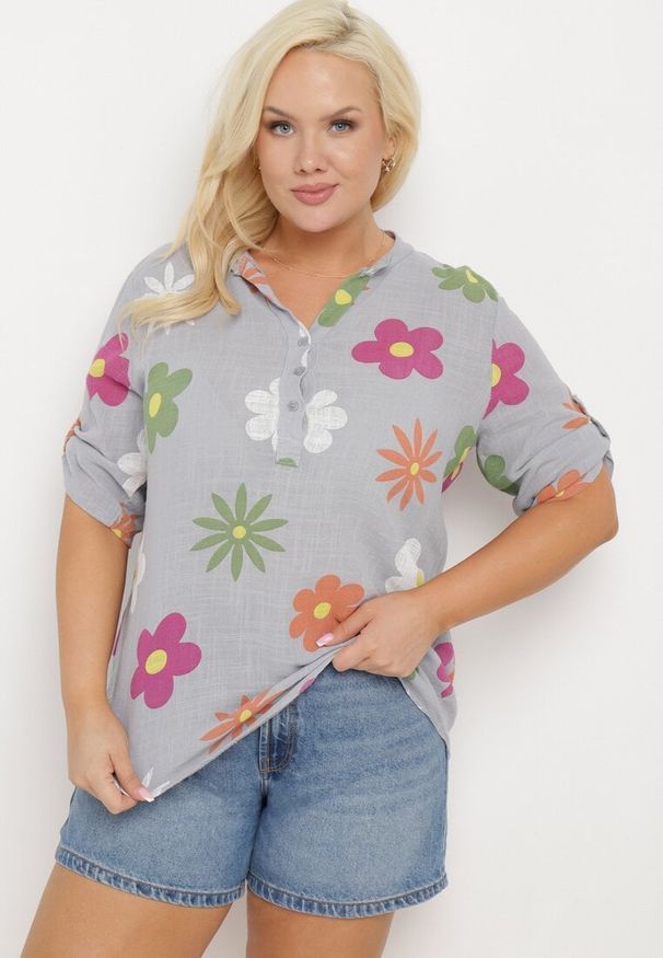 Born2be - Szara Koszula z Lnu i Bawełny w Kwiaty z Krótkim Rękawem Ambubia. Okazja: na co dzień. Typ kołnierza: dekolt w kształcie V. Kolekcja: plus size. Kolor: szary. Długość: krótkie. Wzór: kwiaty. Materiał: bawełna, len. Długość rękawa: krótki rękaw. Sezon: lato. Styl: casual