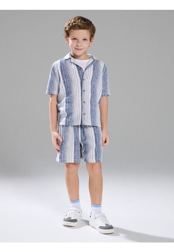 Sinsay - Bawełniane szorty w paski - granatowy. Kolor: niebieski. Materiał: bawełna. Wzór: paski