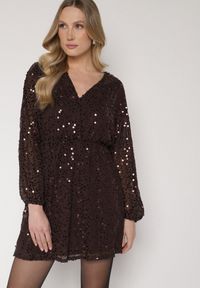 Born2be - Brązowa Cekinowa Sukienka o Rozkloszowanym Kroju z Długimi Rękawami Reira. Okazja: na imprezę. Kolor: brązowy. Materiał: poliester. Długość rękawa: długi rękaw. Styl: elegancki #1