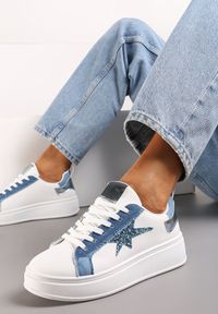 Born2be - Biało-Niebieskie Sneakersy na Platformie z Brokatową Gwiazdką Rasiala. Nosek buta: okrągły. Zapięcie: sznurówki. Kolor: biały. Materiał: materiał. Obcas: na platformie. Wysokość obcasa: niski #1
