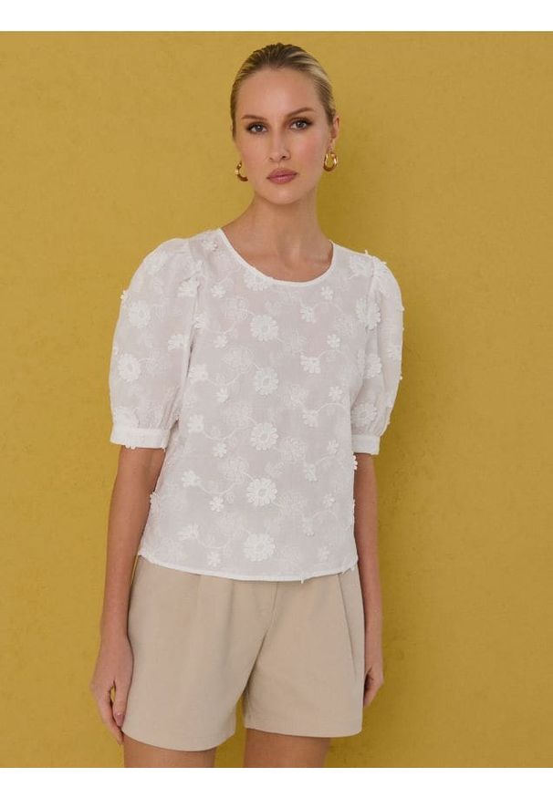 Sinsay - Bawełniana koszulowa bluzka z haftowanymi kwiatami - biały. Kolor: biały. Materiał: bawełna. Wzór: haft, kwiaty