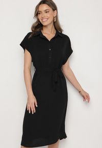 Born2be - Czarna Sukienka z Bawełną i Ozdobnym Paskiem Savanire. Okazja: na co dzień. Kolor: czarny. Materiał: bawełna. Typ sukienki: koszulowe. Styl: casual, klasyczny, elegancki #2