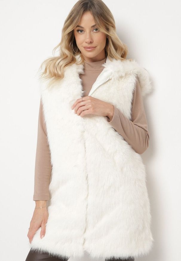 Born2be - Biała Futerkowa Kamizelka z Kapturem o Prostym Kroju Sinthira. Okazja: na co dzień. Typ kołnierza: kaptur. Kolor: biały. Materiał: jeans. Styl: casual, elegancki