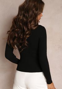 Renee - Czarny Prążkowany Sweter z Łańcuszkiem Przy Dekolcie Abiga. Kolor: czarny. Materiał: prążkowany #5