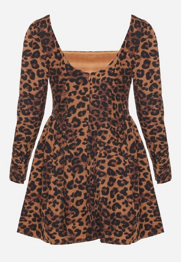 Born2be - Brązowa Rozkloszowana Sukienka w Panterkę z Kwadratowym Dekoltem Resiga. Typ kołnierza: dekolt kwadratowy. Kolor: brązowy. Długość rękawa: długi rękaw. Wzór: motyw zwierzęcy. Typ sukienki: rozkloszowane. Styl: elegancki, glamour