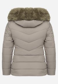 Born2be - Ciemnozielona Pikowana Kurtka z Odpinanym Kapturem z Futerkiem Savessia. Okazja: na spacer. Kolekcja: plus size. Kolor: zielony. Materiał: futro. Wzór: aplikacja. Styl: elegancki