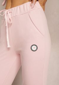 Renee - Różowe Dresowe Spodnie z Bawełny High Waist Ozdobione Naszywką Lorniwa. Okazja: na co dzień. Stan: podwyższony. Kolor: różowy. Materiał: bawełna, dresówka. Wzór: aplikacja. Styl: casual, elegancki