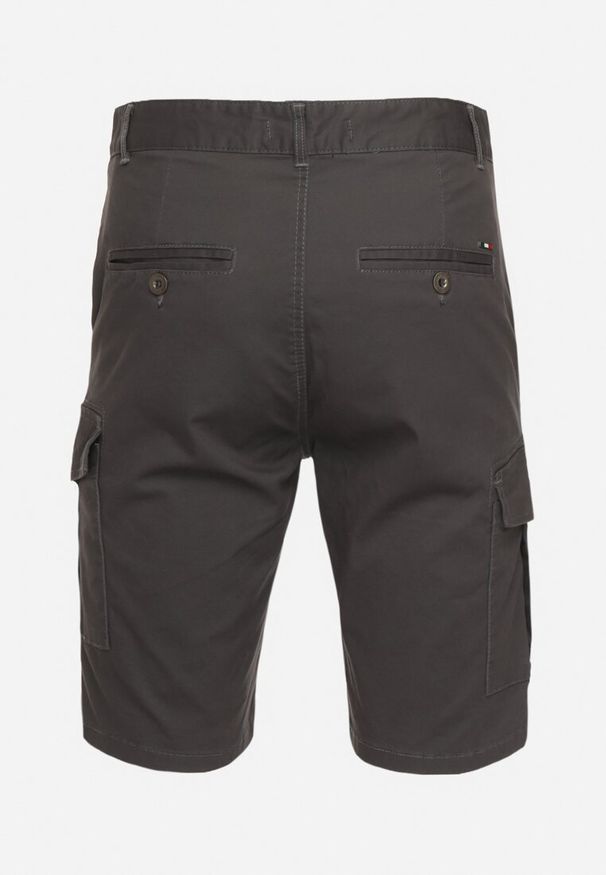 Born2be - Ciemnoszare Bawełniane Szorty Typu Bojówki z Kieszeniami Zapinanymi na Napy Tiasola. Okazja: na co dzień. Kolor: szary. Materiał: bawełna. Sezon: lato. Styl: casual