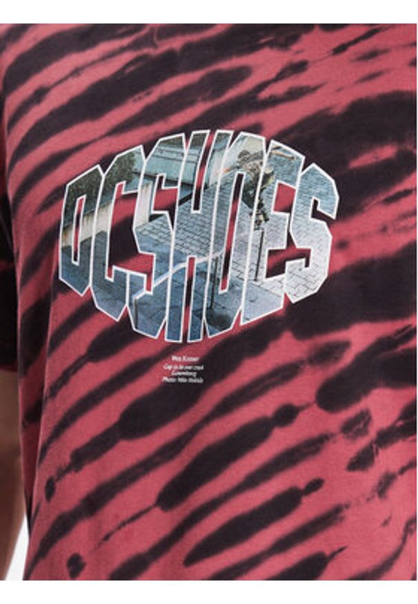 DC T-Shirt ADYKT03209 Czerwony Regular Fit. Kolor: czerwony. Materiał: bawełna
