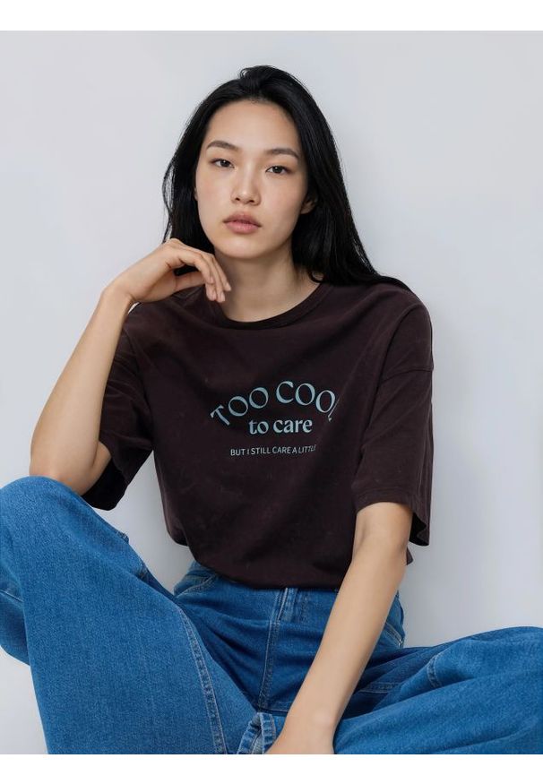 Reserved - T-shirt z napisami - ciemnobrązowy. Kolor: brązowy. Materiał: bawełna. Wzór: napisy