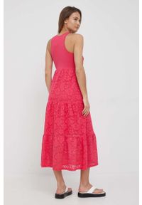 Desigual sukienka kolor różowy maxi rozkloszowana. Kolor: różowy. Długość rękawa: na ramiączkach. Wzór: aplikacja. Typ sukienki: rozkloszowane. Długość: maxi