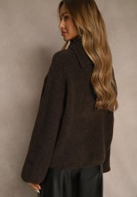 Renee - Brązowy Golf Oversize z Wełną Ozdobiony Guzikami Videsa. Okazja: na co dzień. Typ kołnierza: golf. Kolor: brązowy. Materiał: wełna. Wzór: aplikacja. Styl: casual, klasyczny #2