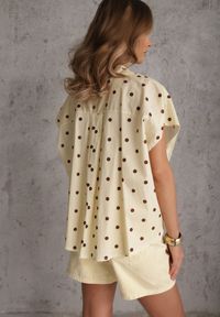 Renee - Żółta Bluzka Bawełniana w Groszki Oversize Jeniera. Okazja: na co dzień. Typ kołnierza: dekolt w serek. Kolor: żółty. Długość: krótkie. Wzór: grochy. Materiał: bawełna. Długość rękawa: krótki rękaw. Sezon: wiosna, lato. Styl: retro, casual #5