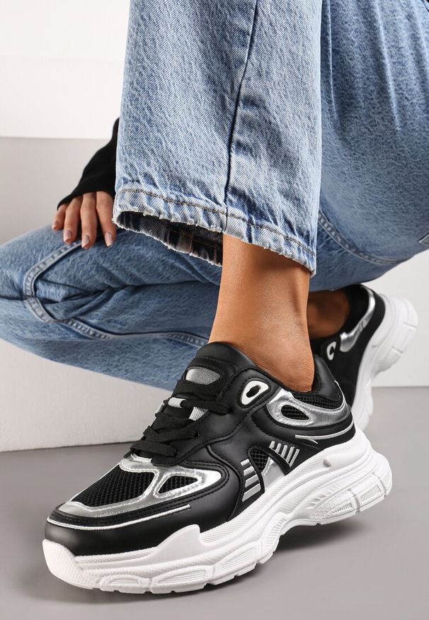 Renee - Czarne Sneakersy na Tłoczonej Podeszwie z Ozdobnymi Wstawkami Lanevi. Kolor: czarny. Wzór: aplikacja, kolorowy