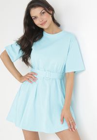 Born2be - Jasnoniebieska Bawełniana Sukienka Mini z Materiałowym Paskiem z Klamrą Yakatoki. Okazja: na co dzień. Kolor: niebieski. Materiał: materiał, bawełna. Długość rękawa: krótki rękaw. Styl: casual. Długość: mini #1
