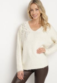 Born2be - Jasnobeżowy Sweter z Wełną Ozdobnymi Kwiatami 3D i Cekinami Yasimi. Okazja: na co dzień. Typ kołnierza: dekolt w kształcie V. Kolor: beżowy. Materiał: wełna. Wzór: kwiaty. Styl: klasyczny, casual, elegancki #4