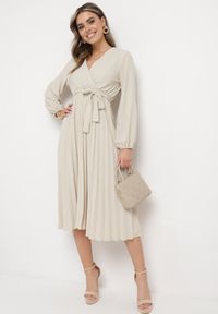 Born2be - Jasnobeżowa Sukienka Mesyre. Okazja: na randkę, do pracy. Typ kołnierza: dekolt w kształcie V. Kolor: beżowy. Materiał: materiał. Typ sukienki: kopertowe, plisowane. Długość: midi #3