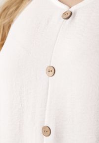 Born2be - Biała Bluzka z Bawełną o Nietoperzowym Kroju z Guzikami Mistwin. Okazja: do pracy, na co dzień. Kolor: biały. Materiał: bawełna. Styl: klasyczny, casual #5