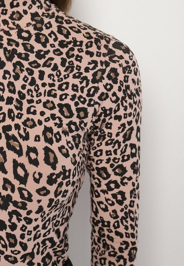 Born2be - Czarno-Beżowa Bawełniana Bluzka w Panterkę z Golfem i Długim Rękawem Falumea. Okazja: na co dzień. Typ kołnierza: golf. Kolor: czarny. Materiał: bawełna. Długość rękawa: długi rękaw. Długość: długie. Wzór: motyw zwierzęcy. Styl: casual, elegancki, klasyczny