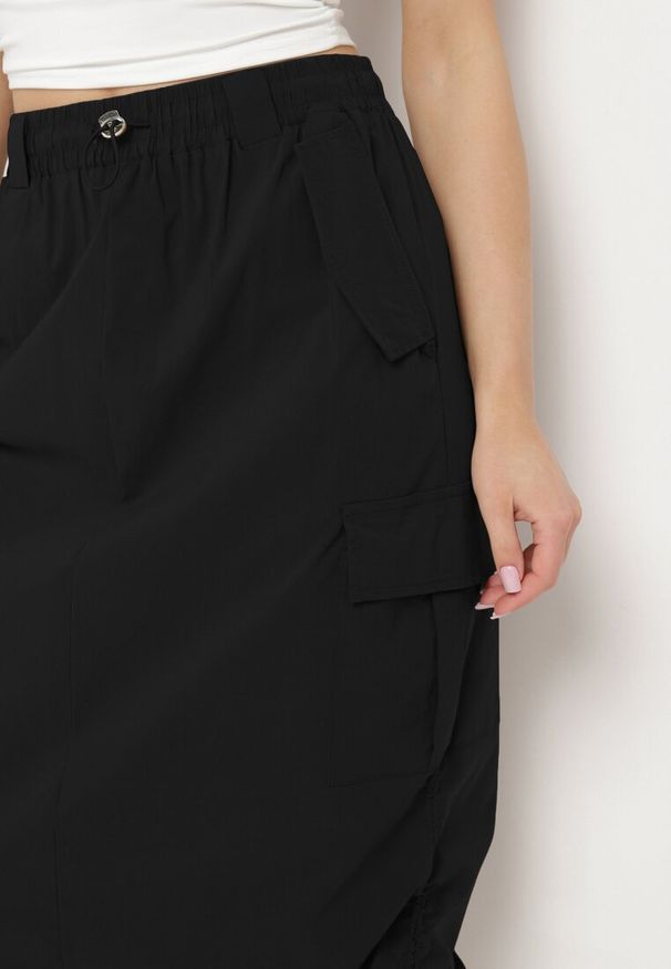 Born2be - Czarna Spódnica z Kieszeniami w Stylu Cargo na Dole Ściągacze ze Stoperem Obilasa. Okazja: na co dzień. Kolor: czarny. Materiał: tkanina. Styl: klasyczny, casual, elegancki