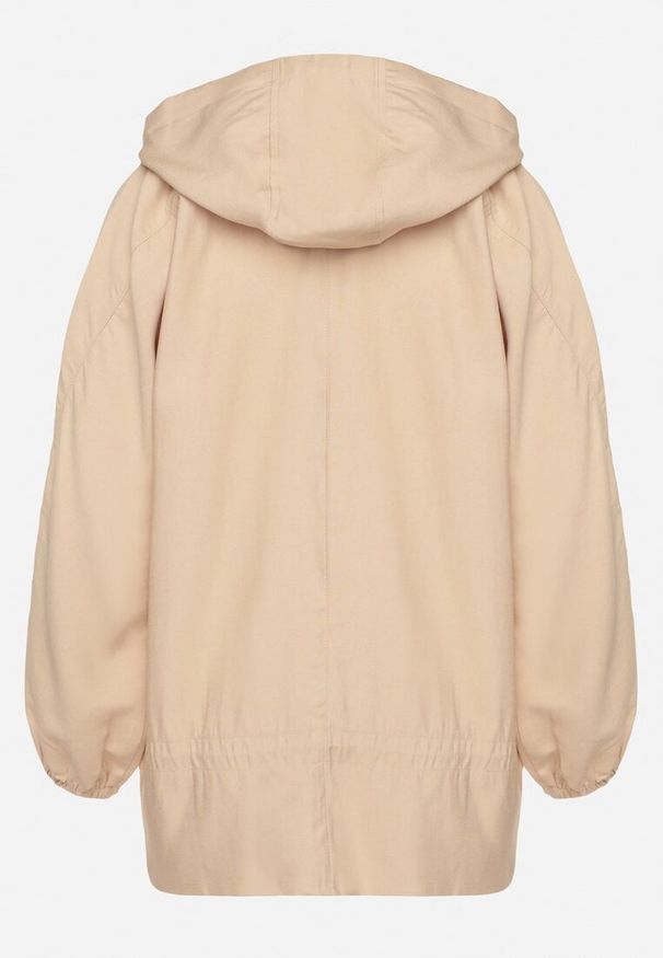 Born2be - Ciemnobeżowa Kurtka Jednorzędowa z Bawełną Kapturem i Wstążką Zakończona Ściągaczem Martinis. Okazja: na co dzień. Kolor: beżowy. Materiał: bawełna. Wzór: aplikacja. Styl: klasyczny, casual, elegancki