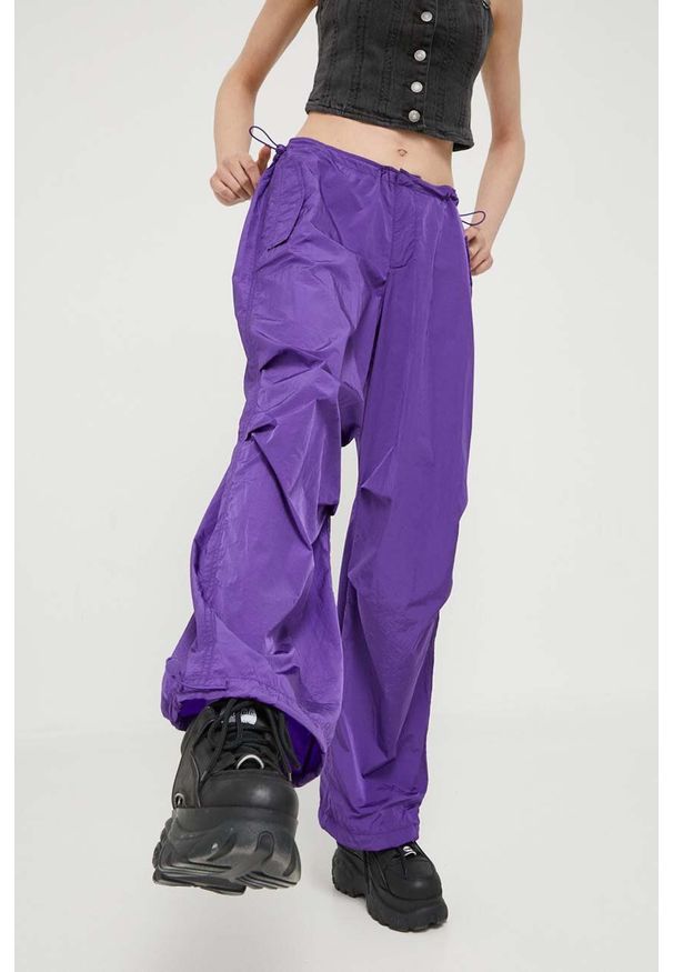 Tommy Jeans spodnie damskie kolor fioletowy szerokie medium waist. Kolor: fioletowy. Materiał: włókno, materiał