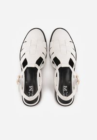 Born2be - Białe Sandały na Obcasie z Ozdobną Cholewką Amalirei. Okazja: na co dzień. Zapięcie: sprzączka. Kolor: biały. Materiał: jeans. Obcas: na obcasie. Styl: casual, elegancki, klasyczny. Wysokość obcasa: średni #4