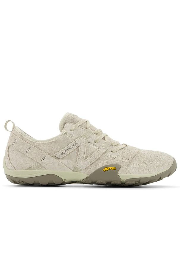 Buty unisex New Balance Minimus MT10OPS - beżowe. Zapięcie: sznurówki. Kolor: beżowy. Materiał: zamsz, guma. Szerokość cholewki: normalna. Sport: bieganie