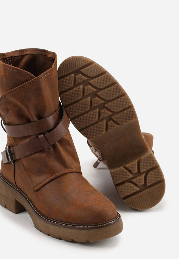 Renee - Ciemnobeżowe Botki z Nieregularną Cholewką Zdobioną Paskami i Sprzączkami Zinbelle. Okazja: na co dzień. Zapięcie: pasek. Kolor: beżowy. Materiał: wełna, dzianina. Szerokość cholewki: normalna. Wzór: aplikacja. Styl: casual