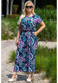 KARKO - Sukienka dzianinowa wiskozowa z kieszeniami IWONA granatowa w w duże kwiaty. Okazja: na spotkanie biznesowe, do pracy, na co dzień. Kolekcja: plus size. Kolor: niebieski. Wzór: kwiaty. Typ sukienki: dla puszystych. Materiał: wiskoza, dzianina. Długość rękawa: krótki rękaw. Sezon: lato. Styl: biznesowy, casual, elegancki. Długość: maxi #1